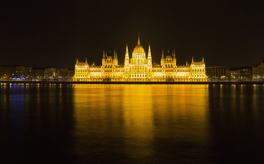 Ungarn, Budapest, Ungarisches Parlamentsgebäude und Donau bei Nacht - FOF09914