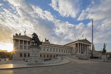 Österreich, Wien, Blick auf das Parlamentsgebäude bei Sonnenuntergang - FOF09916