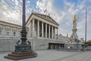 Österreich, Wien, Blick auf das Parlamentsgebäude mit der Statue der Göttin Pallas Athene im Vordergrund - FOF09917