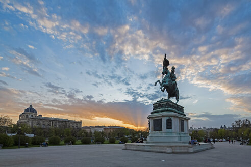 Österreich, Wien, Reiterstandbild von Erzherzog Karl am Heldenplatz am Abend - FOF09918