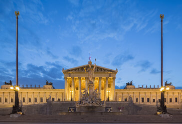 Österreich, Wien, Blick auf das Parlamentsgebäude mit Statue der Göttin Pallas Athene im Vordergrund zur blauen Stunde - FOF09919