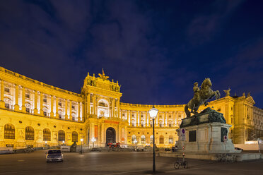 Österreich, Wien, Neue Hofburg Teil der Hofburg mit Denkmal Prinz Eugen im Vordergrund - FOF09920