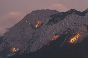 Österreich, Tirol, Zugspitze, Mittsommerfeuer - FOF09923