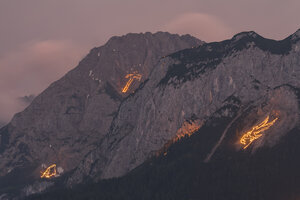 Österreich, Tirol, Zugspitze, Mittsommerfeuer - FOF09923