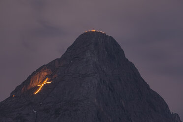 Österreich, Lermoos, Ehrwalder Becken, Ehrwalder Sonnenspitze Mittsommerfeuer - FOF09925