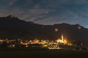 Österreich, Lermoos, Ehrwalder Becken, Sonnwendfeuer - FOF09928