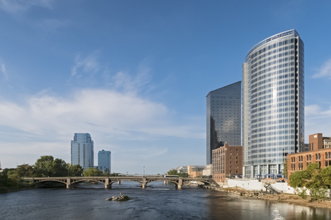 USA, Michigan, Grand Rapids, Grand River, Stadtzentrum, lizenzfreies Stockfoto