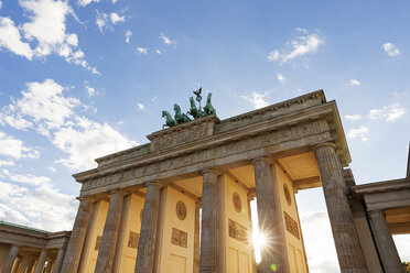 Deutschland, Berlin, Brandenburger Tor im Gegenlicht - GWF05445