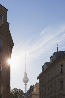 Deutschland, Berlin, Blick auf Fernsehturm bei Gegenlicht - GWF05447