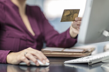 Geschäftsfrau hält Karte am Schreibtisch im Büro - ZEF15079