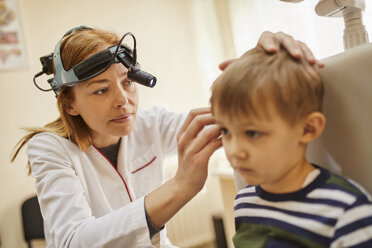 HNO-Arzt untersucht das Ohr eines Jungen - ZEDF01229