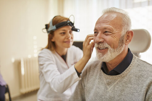 HNO-Arzt untersucht das Ohr eines älteren Mannes - ZEDF01232