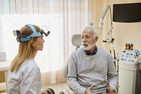 HNO-Arzt im Gespräch mit einem älteren Mann in einer Arztpraxis - ZEDF01233