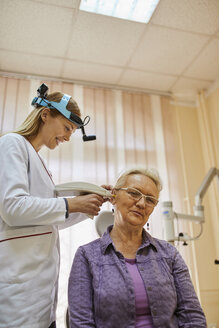 HNO-Arzt untersucht das Ohr einer älteren Frau - ZEDF01237