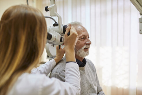 HNO-Arzt untersucht das Ohr eines älteren Mannes - ZEDF01246