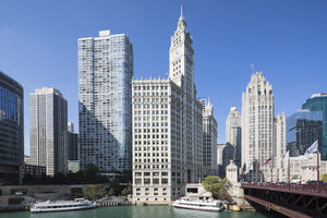 USA, Illinois, Chicago, Chicago River, Wrigley Building, Tribune Tower - FOF09940