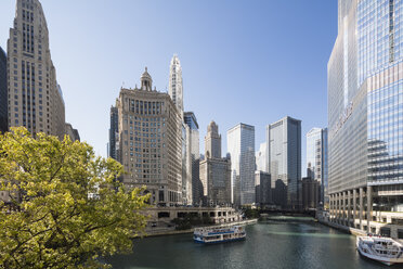 USA, Illinois, Chicago, Chicago River, Trump Tower and Wyndham Grand Chicago Riverfront - FO09943