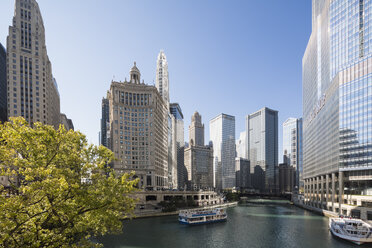 USA, Illinois, Chicago, Chicago River, Trump Tower und Wyndham Grand Chicago Riverfront - FO09943