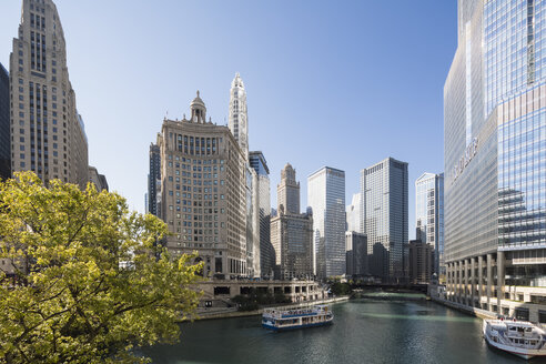 USA, Illinois, Chicago, Chicago River, Trump Tower and Wyndham Grand Chicago Riverfront - FO09943