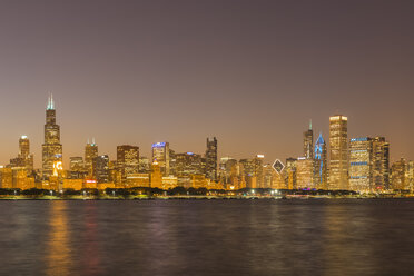 USA, Illinois, Chicago, Lake Michigan, cityscape in the evening - FOF09946