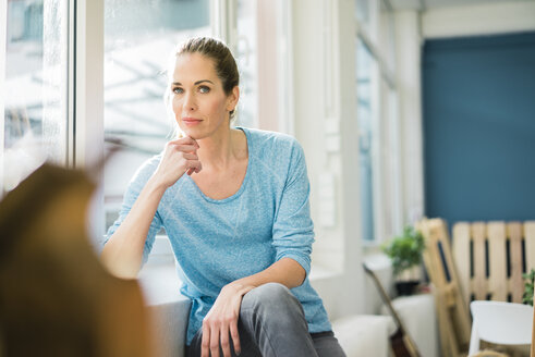 Frau, die ihr neues Haus renoviert, macht eine Pause - MOEF00906