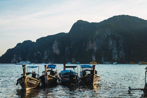 Thailand, Phi Phi Inseln, Ko Phi Phi, verankerte Longtailboote, lizenzfreies Stockfoto