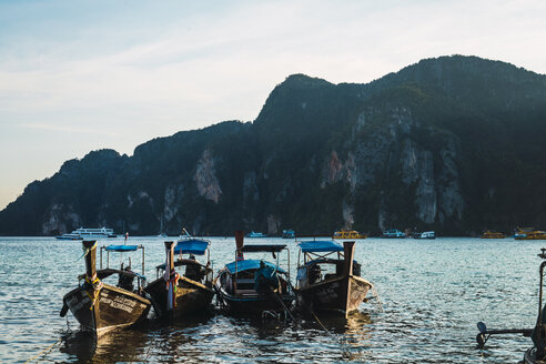 Thailand, Phi Phi Inseln, Ko Phi Phi, verankerte Longtailboote - KKAF00873