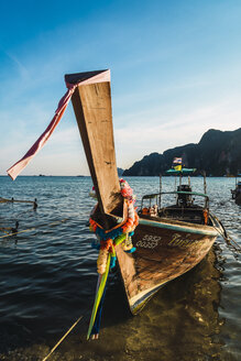 Thailand, Phi Phi Inseln, Ko Phi Phi, verankertes Longtailboot - KKAF00874