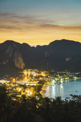 Thailand, Phi Phi Inseln, Blick über Ko Phi Phi in der Abenddämmerung - KKAF00881