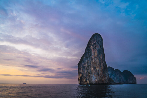 Thailand, Phi Phi Inseln, Ko Phi Phi, Insel im Meer bei Sonnenuntergang - KKAF00882