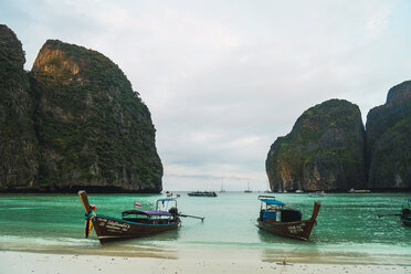 Thailand, Phi Phi Inseln, Ko Phi Phi, verankerte Longtailboote - KKAF00883