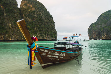 Thailand, Phi Phi Inseln, Ko Phi Phi, verankertes Longtailboot - KKAF00884