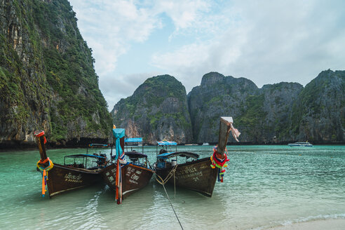 Thailand, Phi Phi Inseln, Ko Phi Phi, verankerte Longtailboote - KKAF00885