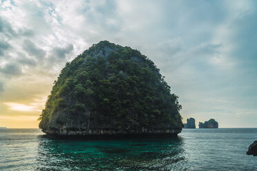 Thailand, Phi Phi Inseln, Ko Phi Phi, Insel im Meer bei Sonnenuntergang - KKAF00887