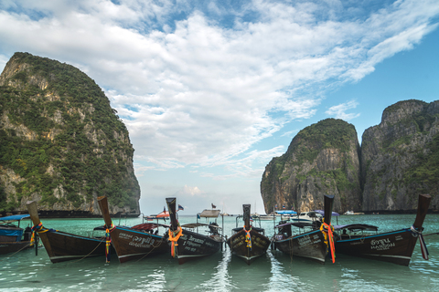 Thailand, Phi Phi Inseln, Ko Phi Phi, verankerte Longtailboote in einer Reihe, lizenzfreies Stockfoto