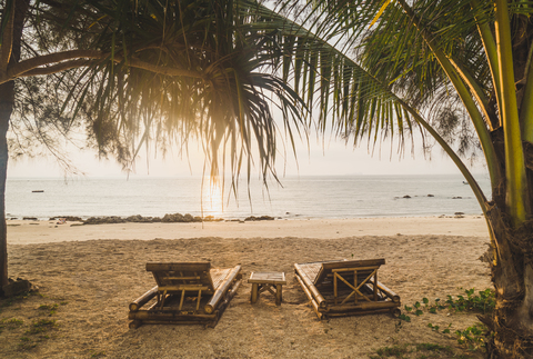 Thailand, Phi Phi Inseln, Ko Phi Phi, Liegestühle am Strand im Gegenlicht, lizenzfreies Stockfoto