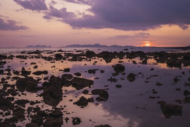 Thailand, Phi Phi Inseln, Ko Phi Phi, lila Sonnenuntergang am Strand - KKAF00904