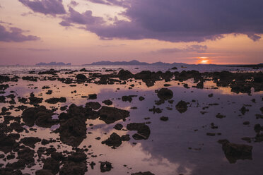 Thailand, Phi Phi Islands, Ko Phi Phi, purple sunset on the beach - KKAF00904