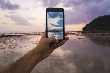 Thailand, Phi Phi-Inseln, Ko Phi Phi, Aufnahme Handy Bild von lila Sonnenuntergang über dem Meer - KKAF00905