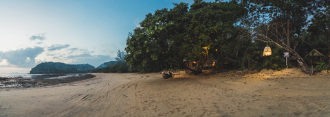 Thailand, Phi Phi Inseln, Ko Phi Phi, Strandresort bei Sonnenuntergang, lizenzfreies Stockfoto