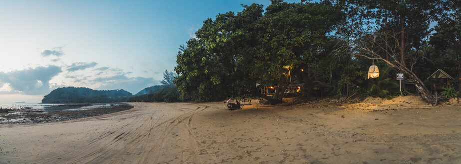 Thailand, Phi Phi Inseln, Ko Phi Phi, Strandresort bei Sonnenuntergang - KKAF00906