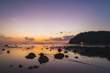 Thailand, Phi Phi Islands, Ko Phi Phi, purple sunset on the beach - KKAF00907