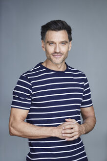 Porträt eines Mannes mit Bartstoppeln und gestreiftem T-Shirt - PNEF00538