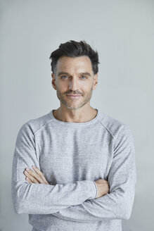 Portrait of smiling man with stubble wearing grey sweatshirt - PNEF00545