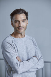 Porträt eines Mannes mit Bartstoppeln und grauem Sweatshirt - PNEF00546
