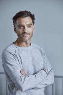 Porträt eines Mannes mit Bartstoppeln und grauem Sweatshirt - PNEF00546