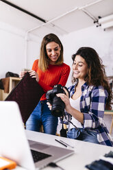 Zwei Modedesigner mit Kamera und Laptop im Atelier - JRFF01580