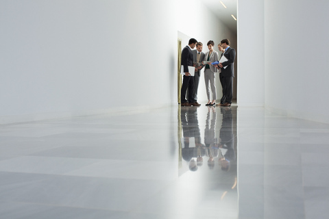 Geschäftsleute treffen sich im Korridor, lizenzfreies Stockfoto