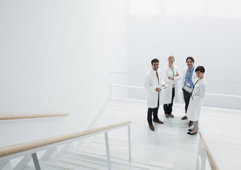 Porträt von lächelnden Ärzten auf einem Treppenabsatz - CAIF00024