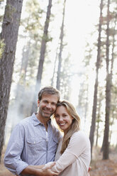 Porträt eines lächelnden Paares im Wald - CAIF00049